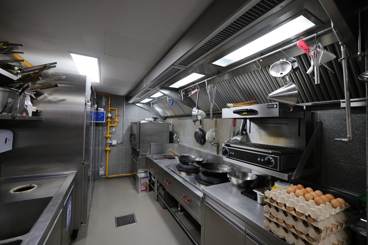 a kitchen floorplan that maximises efficiency and minimises disruptions between workers